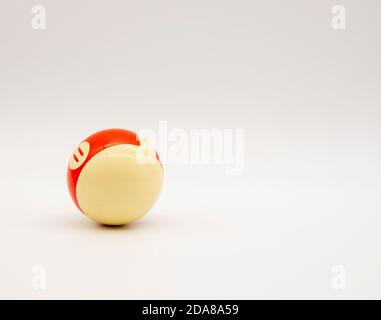 Une boule de billard avec le numéro onze sur fond blanc. Banque D'Images