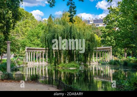 Paris, France - 29 août 2019 : le Parc Monceau est un parc public situé dans le 8ème arrondissement de Paris. A l'entrée principale se trouve une rotonde. Le pa Banque D'Images