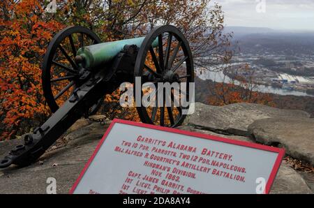 Cannon surplombe Chattanooga à Moccasin Bend, dans le Tennessee, depuis le parc historique national de fort point, où se trouve la batterie de Garrity's Alabama. Banque D'Images