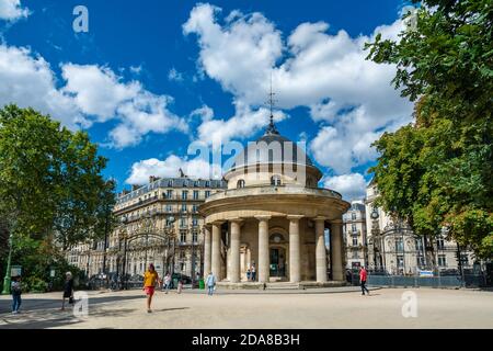 Paris, France - 29 août 2019 : touristes près de la rotonde du Parc Monceau, construite en 1787 dans le cadre du mur des agriculteurs généraux. Banque D'Images