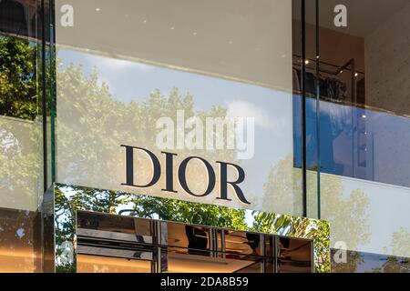 Paris, France - 29 août 2019 : la marque Dior située sur les champs Elysées à Paris. Banque D'Images