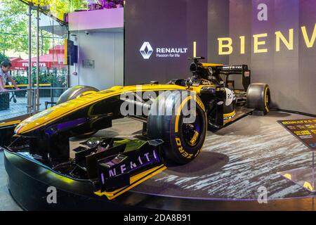 Paris, France - 29 août 2019 : Focus sur la voiture de formule 1 Renault R.S. 19 dans le showroom de Renault, sur les champs-Elysées. Banque D'Images