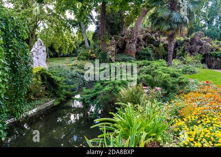 Paris, France - 29 août 2019 : le Parc Monceau est un parc public situé dans le 8ème arrondissement de Paris. A l'entrée principale se trouve une rotonde. Le pa Banque D'Images