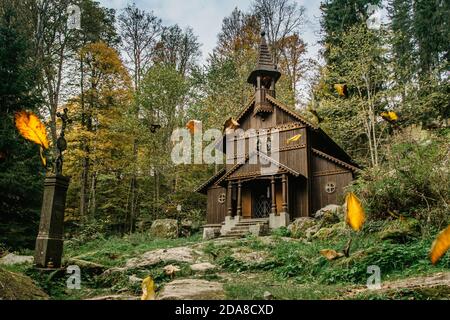 Ancien pèlerinage en bois chapelle rurale de la Vierge Marie, CZ: Stozecka kaple et croix de fer, debout dans une forêt à l'altitude de 950 m, République Tchèque Banque D'Images