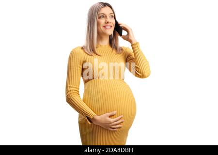 Une femme enceinte heureuse qui parle sur un téléphone portable isolé arrière-plan blanc Banque D'Images