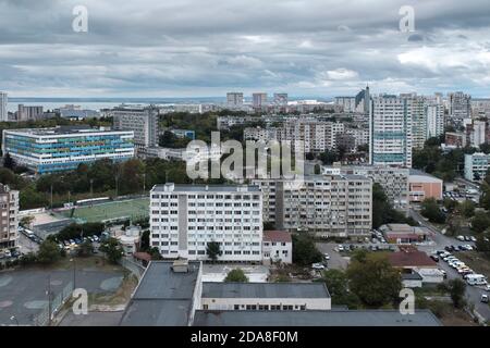 Vue d'oiseau des blocs résidentiels de l'ère comuniste dans le complexe Zornitza, Burgas, Bulgarie Banque D'Images
