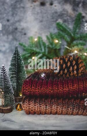 Pull chaud et confortable en tricot. Concept de création de cadeaux faits main pour le nouvel an et Noël. Banque D'Images