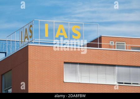 Bellinzona, Suisse - 31 octobre 2020 : panneau Istituto delle assicurazioni sociali (IAS) au-dessus de l'immeuble de bureaux de Bellinzona. IAS est la socie Banque D'Images