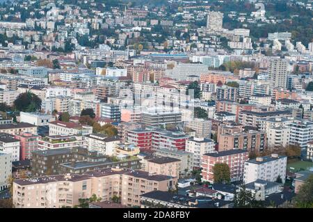 Vue sur la ville de Lugano depuis Parco San Michele le matin Banque D'Images