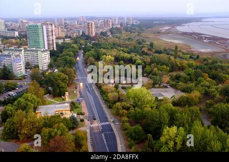 Vue d'oiseau des blocs résidentiels de l'époque comuniste dans le complexe Zornitza et le lac de panneau de sel à droite, Burgas, Bulgarie Banque D'Images