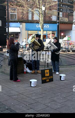 Ayr, Ayrshire, Écosse, Royaume-Uni festivités de Noël autour d'Ayr comme les lumières du centre-ville sont allumés. L'Armée du Salut locale joue dans la rue Banque D'Images