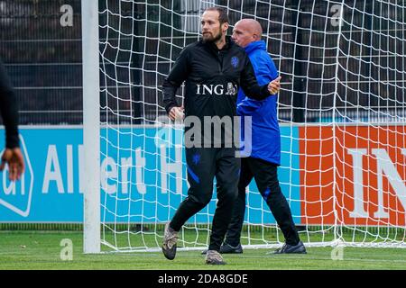 ZEIST, PAYS-BAS - NOVEMBRE 10: Daley Blind des pays-Bas, René Wormhoudt lors de la session de formation des pays-Bas avant le match contre l'Espagne au campus de la KNVB le 10 novembre 2020 à Zeist, pays-Bas. (Photo de Jeroen MeuwsenOrange Pictures) Banque D'Images