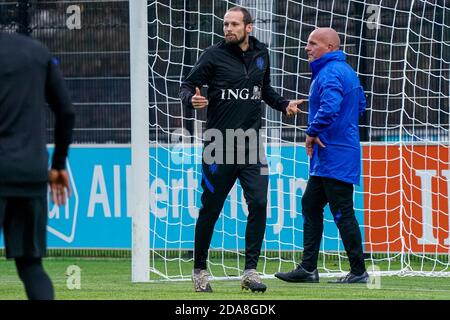 ZEIST, PAYS-BAS - NOVEMBRE 10: Daley Blind des pays-Bas, René Wormhoudt lors de la session de formation des pays-Bas avant le match contre l'Espagne au campus de la KNVB le 10 novembre 2020 à Zeist, pays-Bas. (Photo de Jeroen MeuwsenOrange Pictures) Banque D'Images