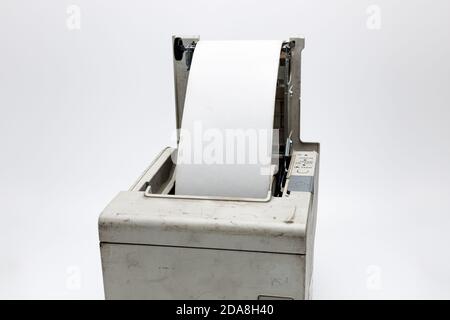Ouvrez l'imprimante de reçus pour échanger le rouleau de papier thermique, l'imprimante ancienne et l'imprimante usagée sur un arrière-plan blanc isolé avec de la saleté et du gringe, connecté à un cas Banque D'Images