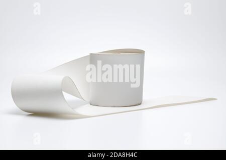 un rouleau de papier de caisse sur fond blanc isolé, vierge, papier thermo, pour imprimer une recette, vue latérale d'un papier de caisse non roulé. Banque D'Images