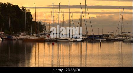 Bateaux au repos dans une marina à la fin de Une belle journée d'été près d'Helsinki en Finlande Banque D'Images