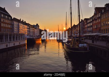 Le soleil se couche sur Copenhague à la fin d'un belle journée Banque D'Images