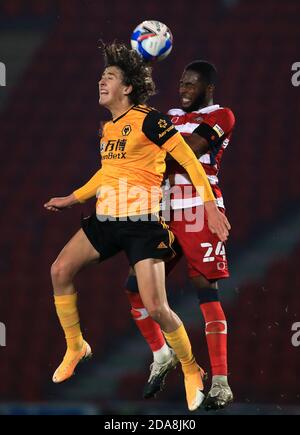 Fabio Silva de Wolverhampton Wanderers (à gauche) et Cameron John de Doncaster Rovers se battent pour le ballon lors du match du Trophée F de Papa John au Keepmoat Stadium, Doncaster. Banque D'Images