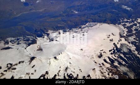 Un cratère volcanique est clairement défini par la neige dans ce Photo prise au-dessus de l'Islande au milieu de l'été Banque D'Images