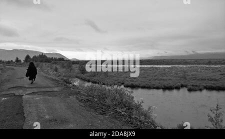 Une figure sombre entre dans la distance dans ce noir Et photo blanche prise en Islande Banque D'Images