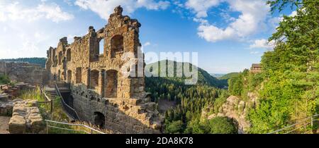 Oybin: hill Oybin, ruines du château, restaurant Berggasthof, Zittauer Gebirge, montagnes Zittau, Sachsen, Saxe, Allemagne Banque D'Images