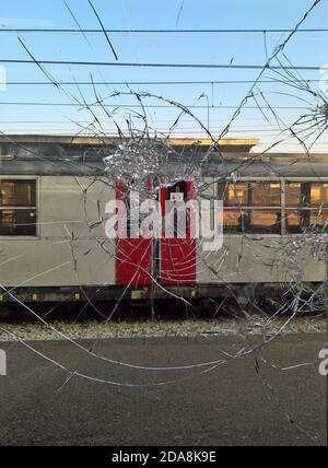 Regarder un train à travers du verre brisé dans une fenêtre Dans cette photo prise dans le sud de l'Italie Banque D'Images