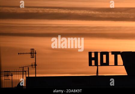 Le mot Hot se distingue par un ciel orange comme le soleil se couche à la fin d'une autre belle journée Banque D'Images