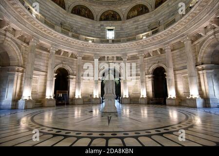 Kolkata, Inde. 10 novembre 2020. À l'intérieur du Victoria Memorial Hall à Kolkata, rouvre après une fermeture de 7 mois en raison d'une pandémie de COVID. (Photo de Suraranjan Nandi/Pacific Press/Sipa USA) crédit: SIPA USA/Alay Live News Banque D'Images