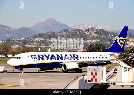 Bergame, Italie - 26 mars 2019 : un Boeing 737 de Ryanair à l'aéroport de Bergame avec la ville en arrière-plan Banque D'Images