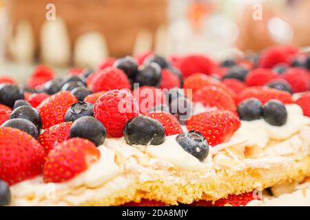 Framboises et mûres sur une surface de gâteau maison. Gros plan. Faible profondeur de champ. Banque D'Images