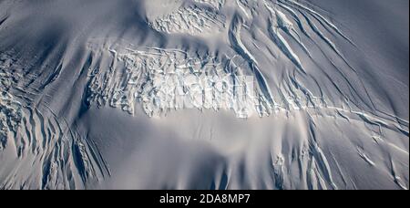 Image aérienne de crevasses sur les flancs du mont Erebus, Antarctique. Banque D'Images