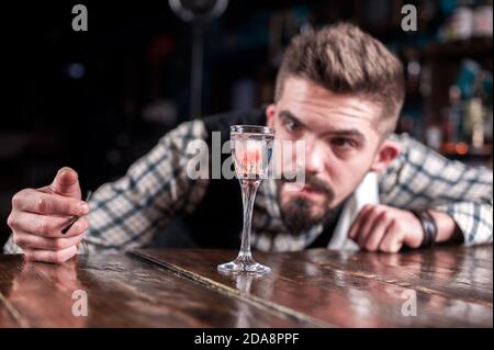 Barman mélange un cocktail dans le taproom Banque D'Images