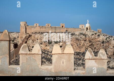 Ancienne fortification arabe entourée d'un mur de ville défensif, citadelle Alcazaba avec des tours construites sur la colline Cerro de San Cristóbal, Almería, Andalousie, Banque D'Images