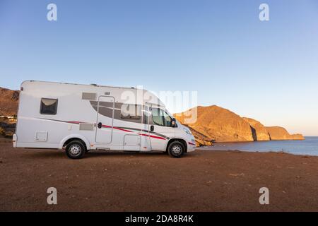 Espagne; novembre 2020: Saison des vacances, caravane garée en face de la mer à l'heure du coucher du soleil. Vacances sur la plage à Cabo de Gata, Almería, Andalousie, Sud Banque D'Images