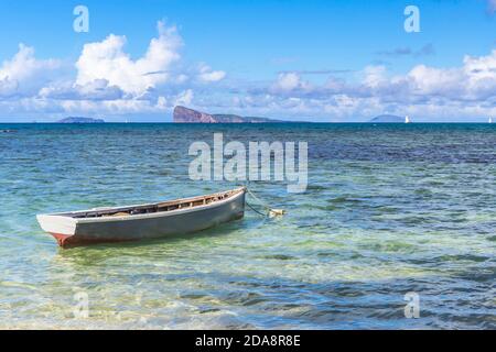 Cap Malheureux, vue sur mer turquoise et bateau traditionnel, île Maurice Banque D'Images