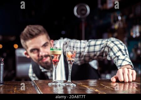 Barman mélange un cocktail au bar Banque D'Images