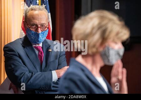 Washington, États-Unis. 10 novembre 2020. Le leader minoritaire du Sénat Charles Schumer, D-NY écoute le sénateur américain Tammy Baldwin (D-WI) lors d'une conférence de presse à Capitol Hill à Washington, DC, le mardi 10 novembre 2020. Schumer a discuté des cas de coronavirus qui augmentent aux États-Unis et de la manière dont la transition du président Donald Trump au président élu Joe Biden est rendue difficile par Trump. Photo de Ken Cedeno/UPI crédit: UPI/Alay Live News Banque D'Images