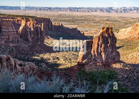 Le Pipe Organ, à gauche, et le Monument de l'indépendance, à droite, dans Monument Canyon dans le Colorado National Monument, Colorado, États-Unis. Banque D'Images