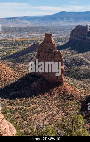 Une tour de grès Wingate appelée Monument de l'indépendance dans Monument Canyon. Monument national du Colorado, Colorado, États-Unis. Banque D'Images