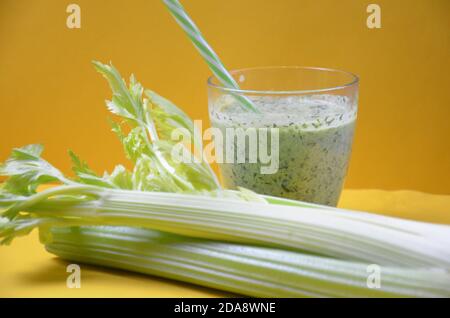 Smoothie végétal fait de feuille de céleri et de brocoli, nourriture saine de style de vie sur fond jaune, espace de copie Banque D'Images