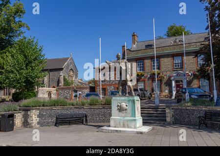 Statue de Thomas Paine, l'un des Pères fondateurs des États-Unis en dehors des bureaux du conseil municipal de Thetford, Thetford, Norfolk, Royaume-Uni. Banque D'Images