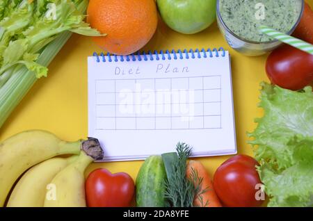 smoothie aux fruits et aux légumes, jus. régime végétarien est un aliment sain à faible teneur en calories. carnet avec un régime alimentaire Banque D'Images