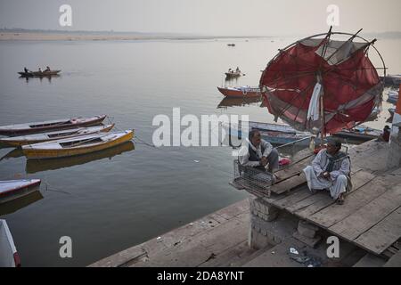 Varanasi, Inde, janvier 2008. Deux hommes assis parlant dans un Ghat. Banque D'Images