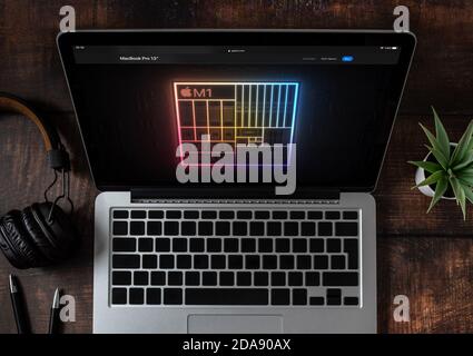 Antalya / Turquie - 10 novembre 2020 : écran de l'ordinateur présentant le nouveau processeur M1, qui sera utilisé dans Apple MacBook Pro et MacBook ai Banque D'Images