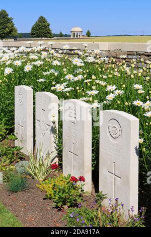 Tombes au cimetière de Bedford House (première et deuxième Guerre mondiale) conçu par Wilfred Clément Von Berg à Zillebeke (Ypres), Belgique Banque D'Images