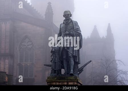 La statue d'Adam Smith (1723-1790), philosophe et économiste écossais, le matin d'une matinée brumeuse devant la cathédrale St Giles à Édimbourg, en Écosse, au Royaume-Uni. Banque D'Images