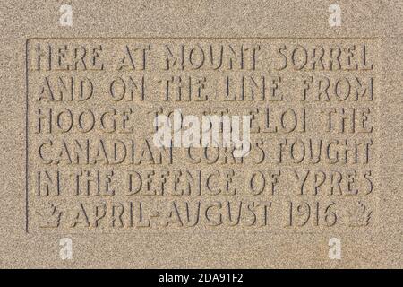 Plaque commémorative en gros plan au Monument commémoratif de la colline britannique/canadienne 62 (Sanctuary Wood) à Zillebeke (Ypres), Belgique Banque D'Images