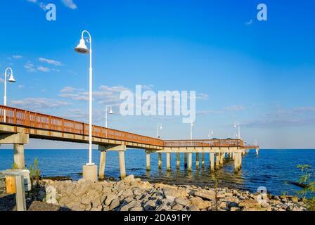 Garfield Ladner Memorial Pier est photographié, le 27 août 2015, à Waveland, Mississippi. La jetée de 12,000 mètres est l'une des plus longues de la côte du golfe. Banque D'Images