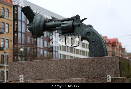 La sculpture Knotted Gun de Carl Fredrik Reutersward à Göteborg Banque D'Images