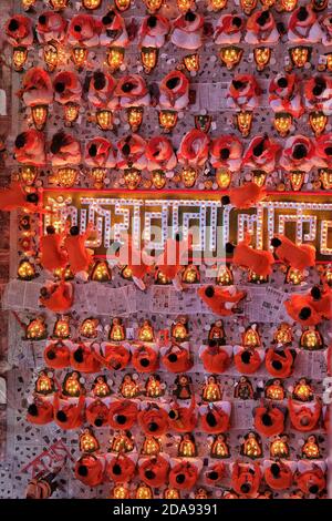 Dhaka, Bangladesh. 10 novembre 2020. Les disciples de Baba Lokenath Brahmachari célébraient Rakher Upobash ou Kartik Brotothrough en jeûnant jusqu'à ce que les lampes d'éclairage dans la soirée à Samibagh Loknath Ashram. Ils observent le festival chaque samedi et mardi dans les 15 derniers jours du mois bengali de Kartik pour le bien-être de leurs proches. Chaque dévot porte un masque en raison de la pandémie de covid 19 . (Photo de MD Saisful Amin/Pacific Press) Credit: Pacific Press Media production Corp./Alay Live News Banque D'Images